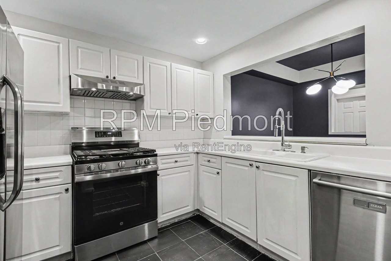 220 Renaissance Pkwy Ne #2122 - Photo 3 of 37