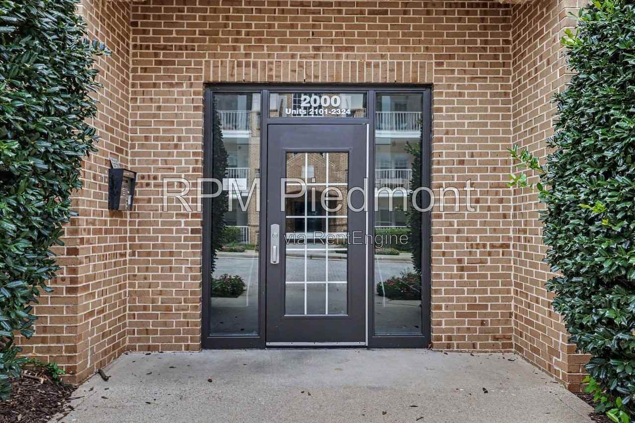 220 Renaissance Pkwy Ne #2122 - Photo 6 of 37