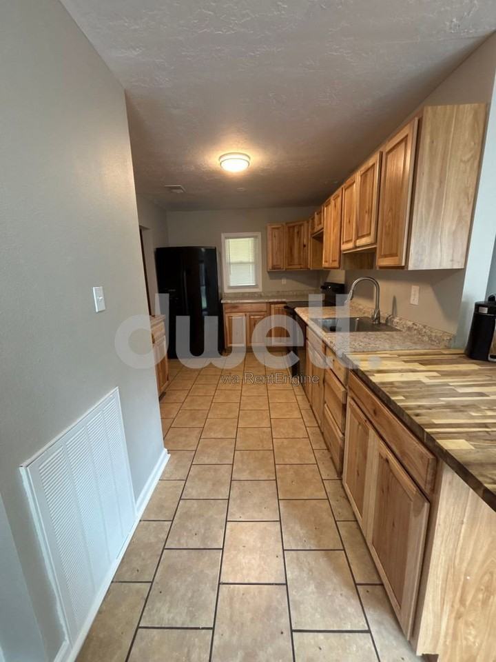 2445 Yates Dr - Photo 3 of 10