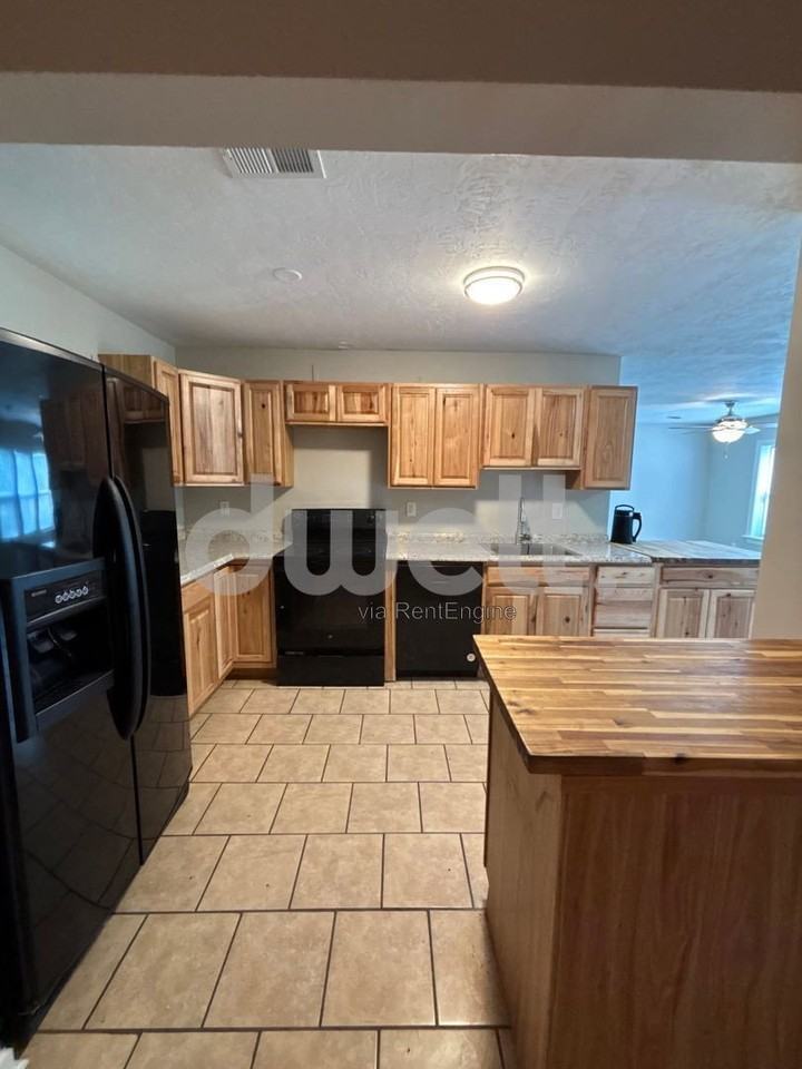 2445 Yates Dr - Photo 4 of 10