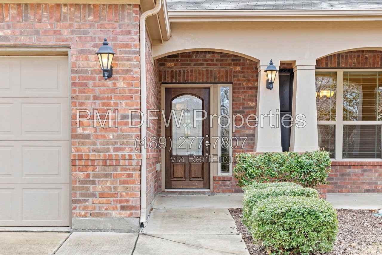1624 Medina Ln - Photo 3 of 30