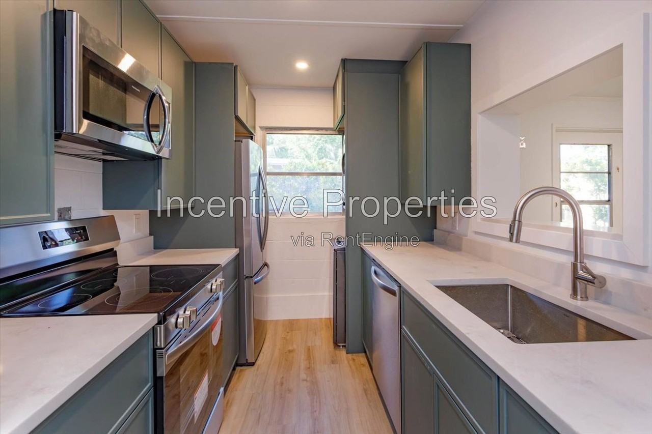 816 Putnam Ave - Photo 5 of 13
