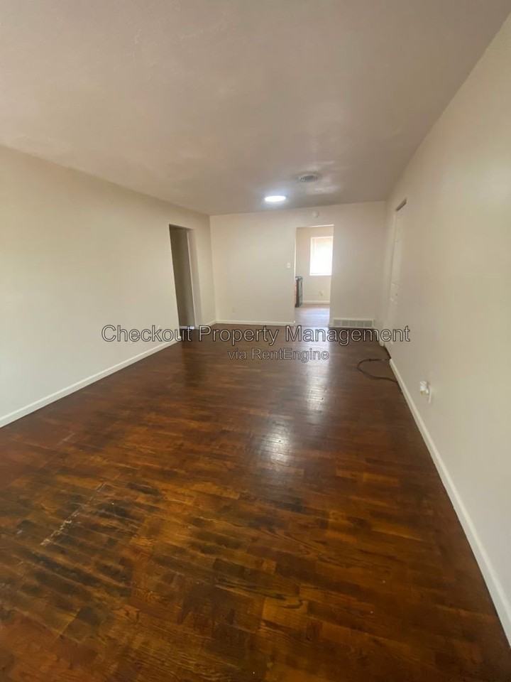 9931 Sloane Sq Apt C #C - Photo 3 of 7