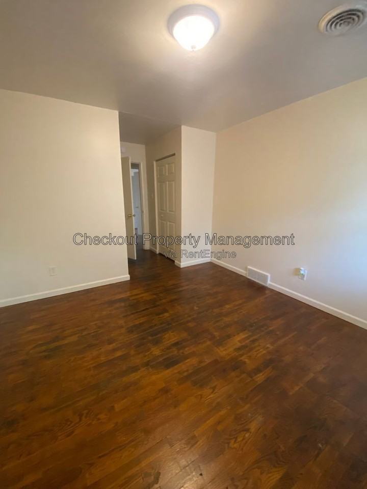 9931 Sloane Sq Apt C #C - Photo 6 of 7
