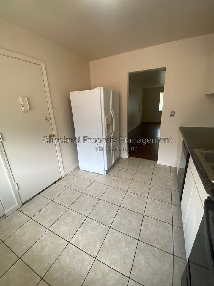 9943 Sloane Sq Apt C #C - Photo 2 of 6