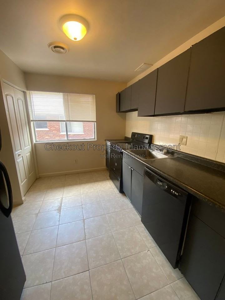 9973 Sloane Sq Apt D #D - Photo 2 of 7