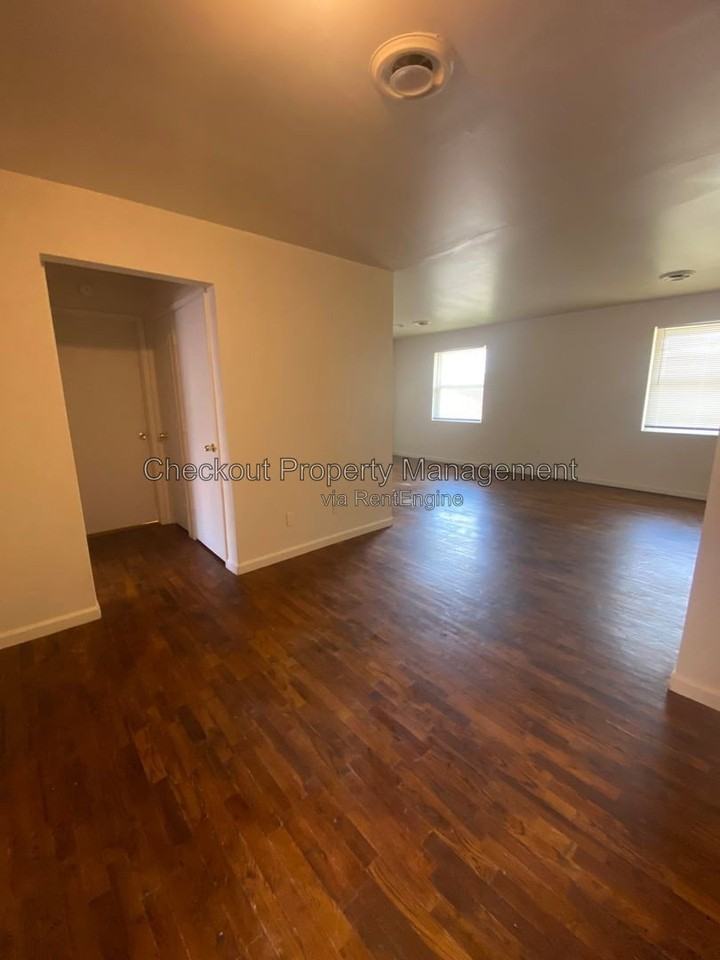 9973 Sloane Sq Apt D #D - Photo 3 of 7