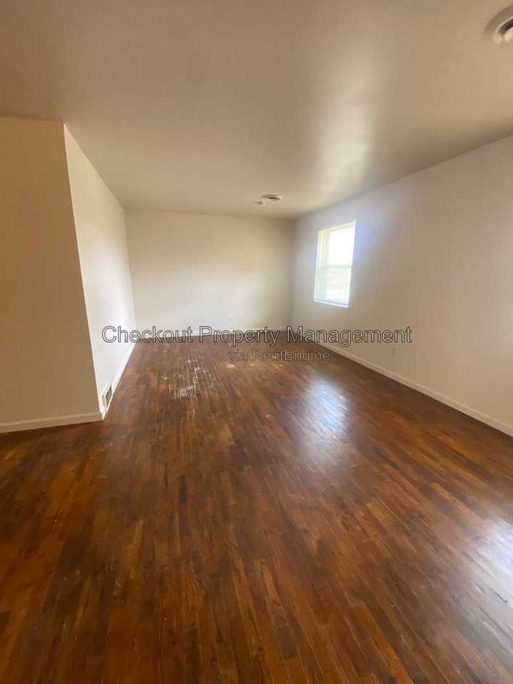 9973 Sloane Sq Apt D #D - Photo 4 of 7
