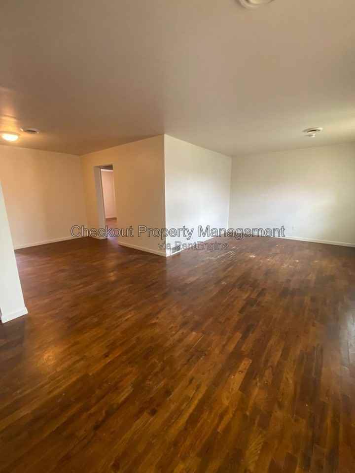 9973 Sloane Sq Apt D #D - Photo 5 of 7