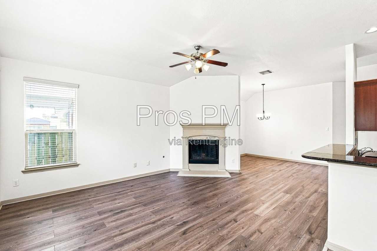 18843 Cove Pointe Dr - Photo 2 of 16