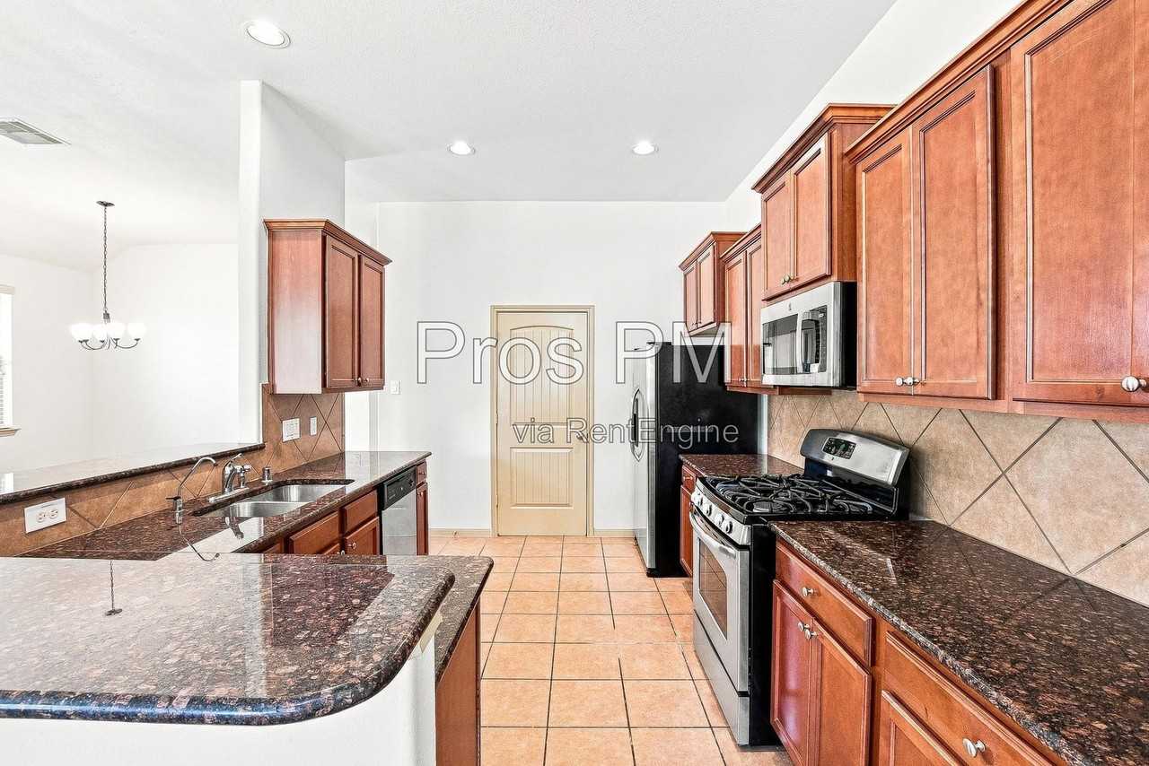 18843 Cove Pointe Dr - Photo 3 of 16
