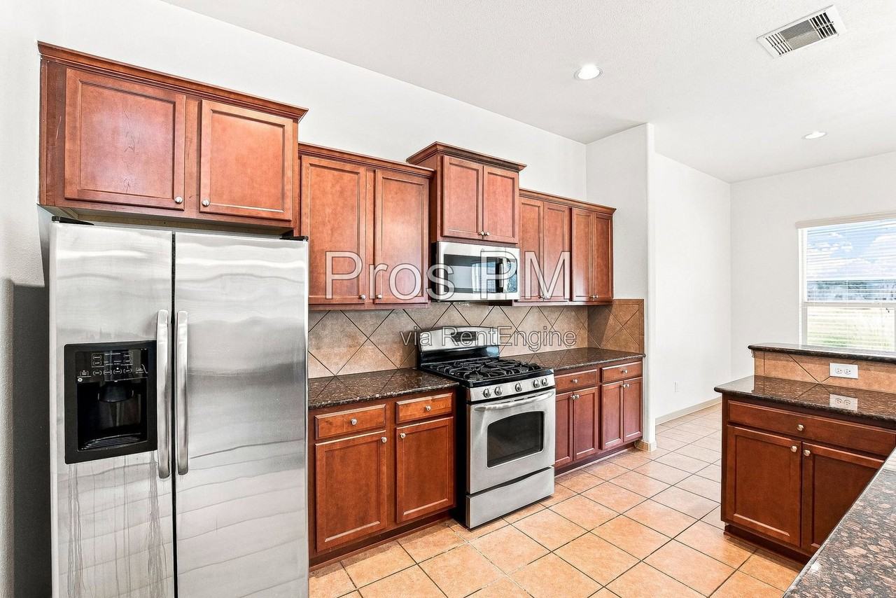 18843 Cove Pointe Dr - Photo 4 of 16