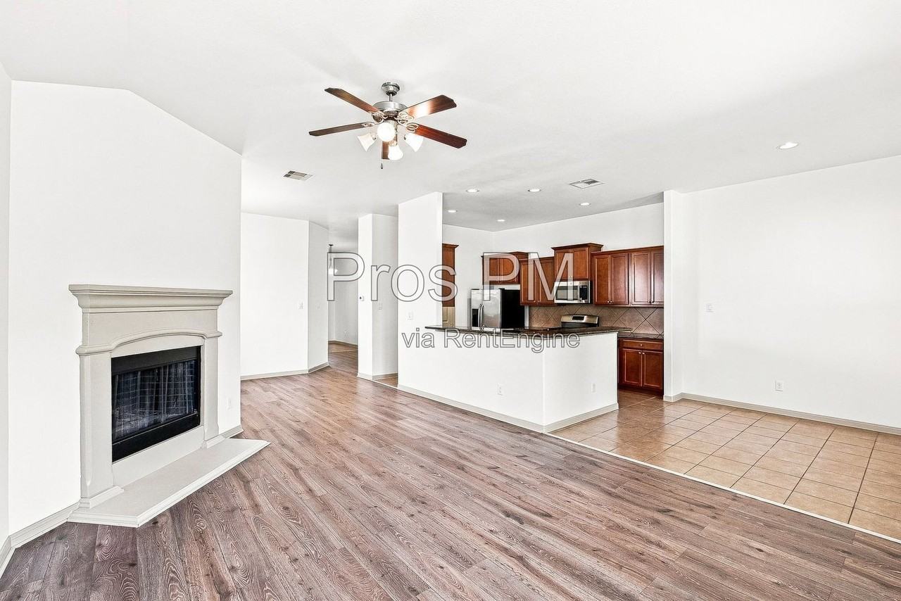 18843 Cove Pointe Dr - Photo 5 of 16