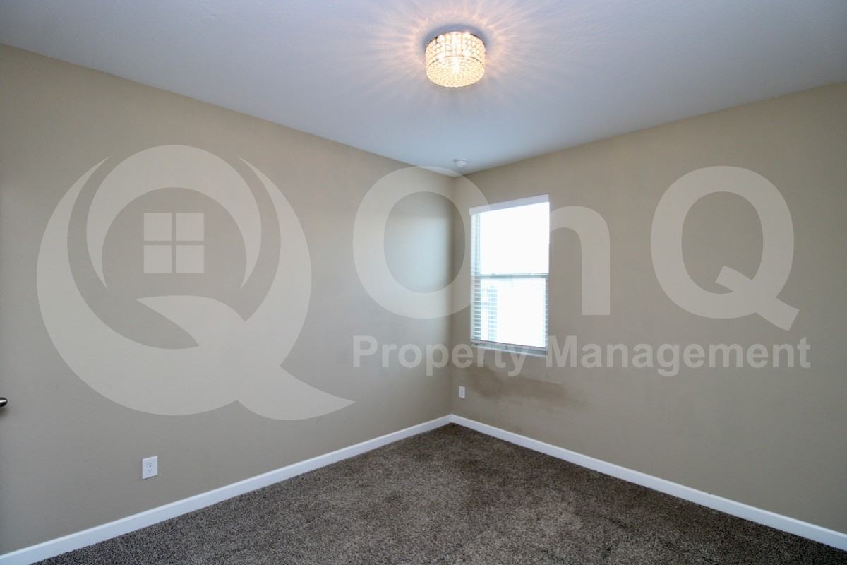 30425 W Picadilly Rd - Photo 5 of 19