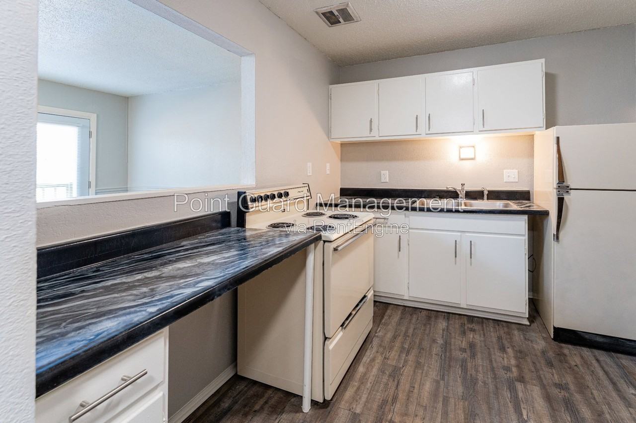 1430 Cambridge Pl #1430-11 - Photo 3 of 24