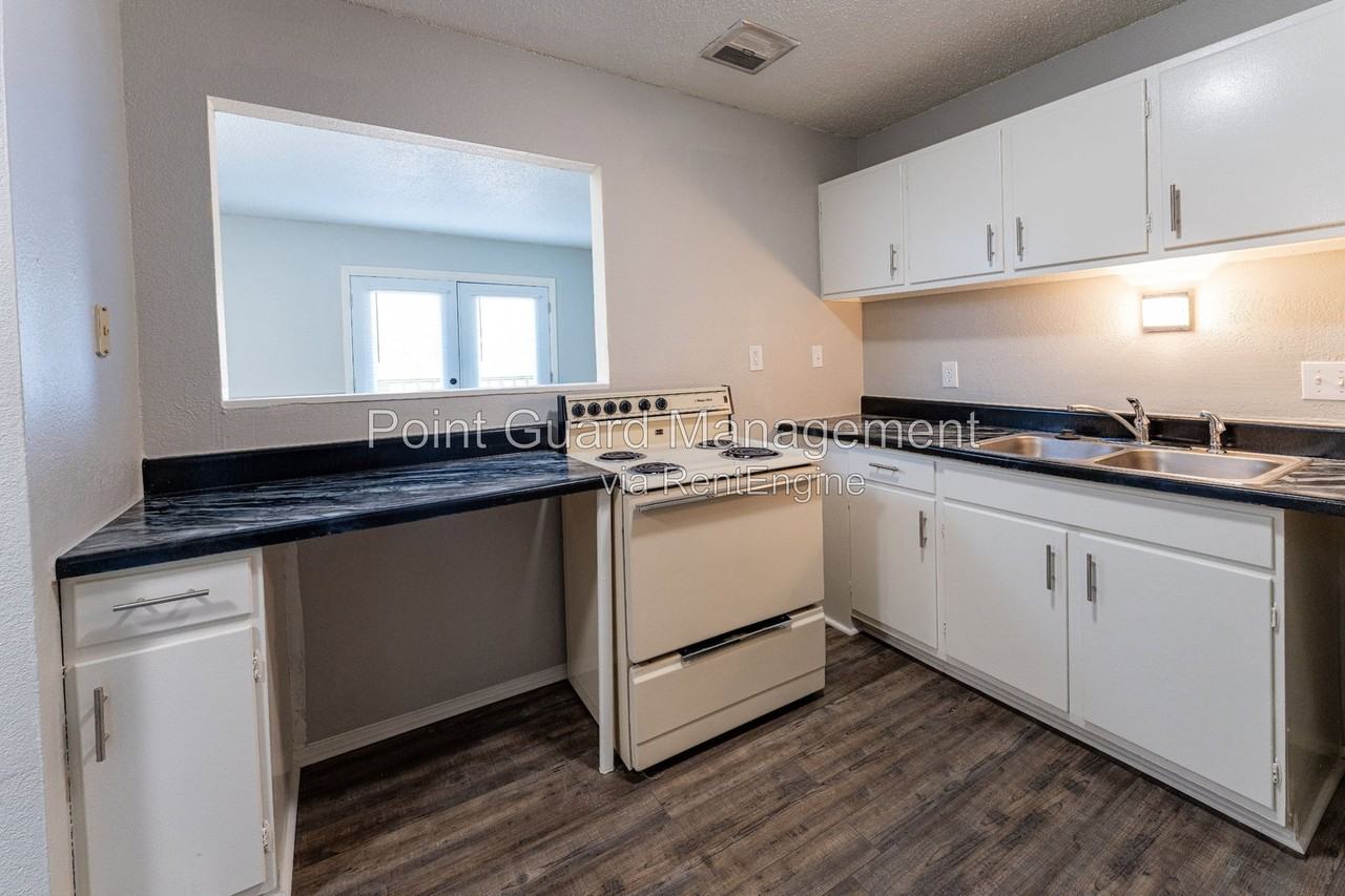 1430 Cambridge Pl #1430-11 - Photo 4 of 24