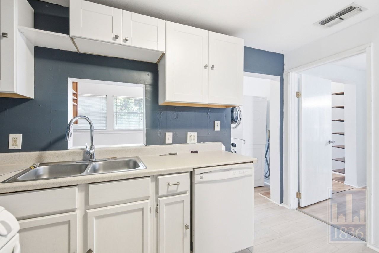1201 W 40th St #B - Photo 3 of 48