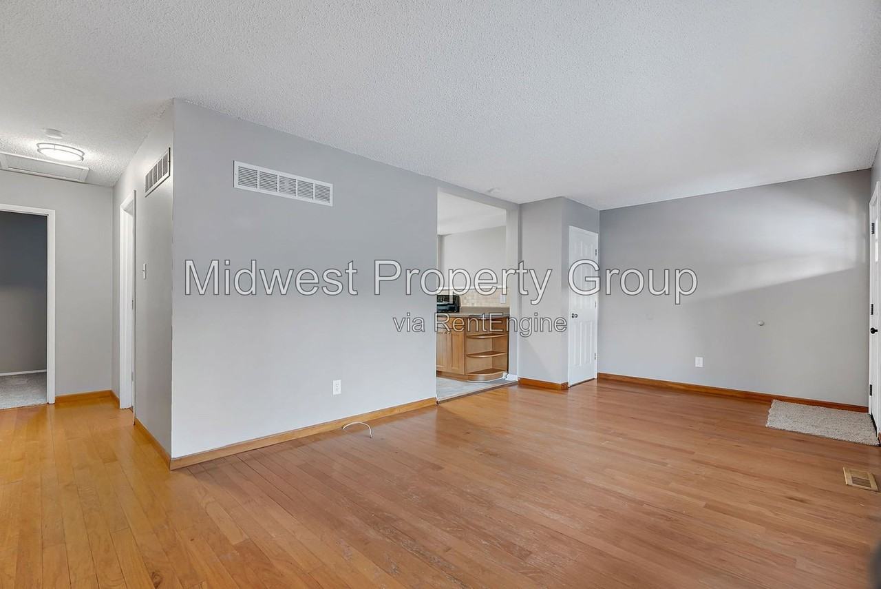 1128 Saratoga Dr - Photo 3 of 27