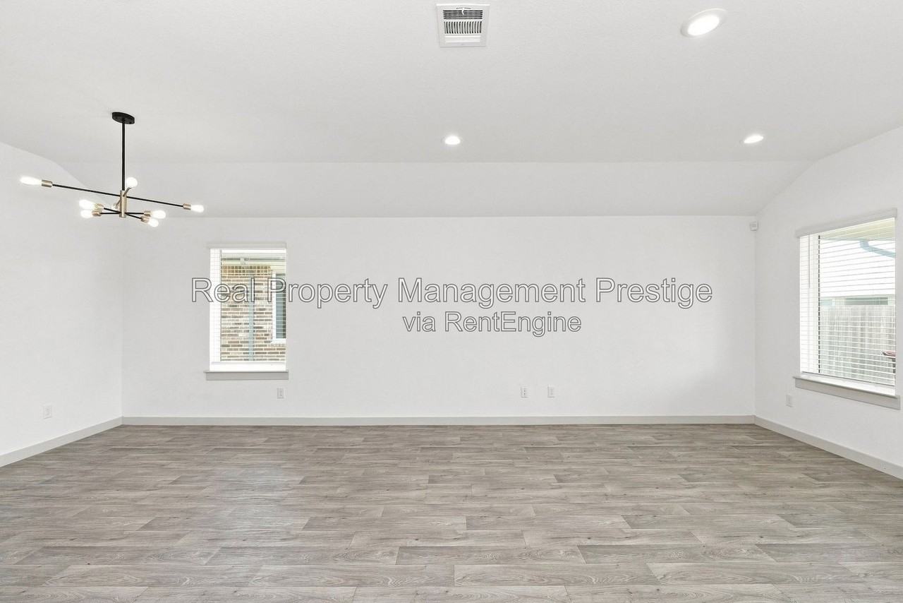 1826 Plantation Pl - Photo 2 of 15