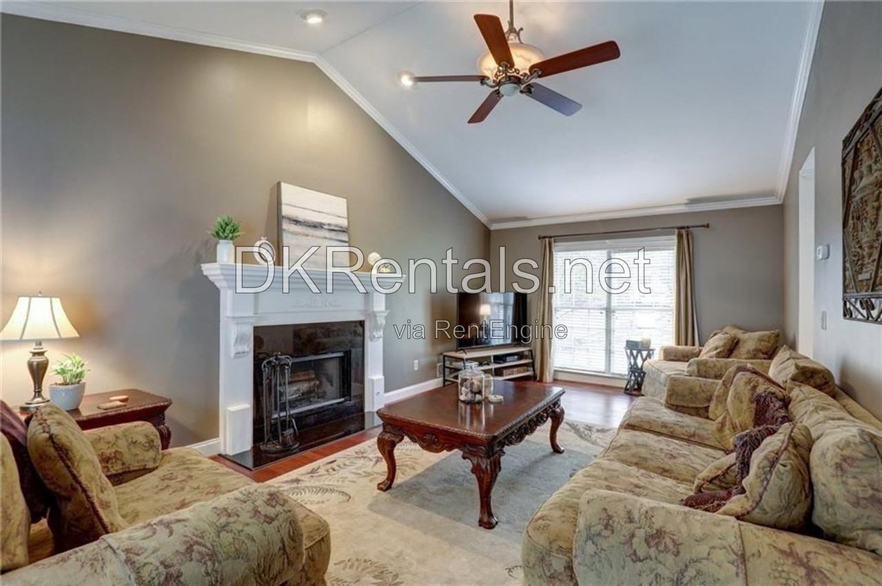 4492 Coventry Way Ne - Photo 3 of 20