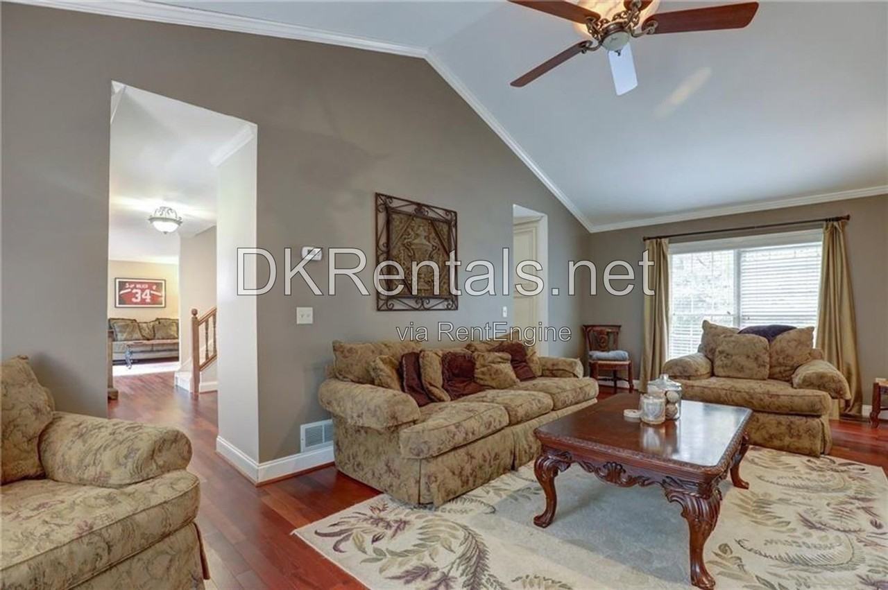 4492 Coventry Way Ne - Photo 5 of 20