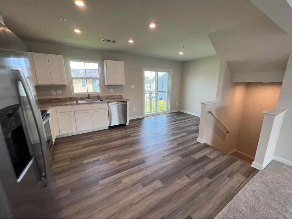 115 Butterfield Ave - Photo 3 of 24