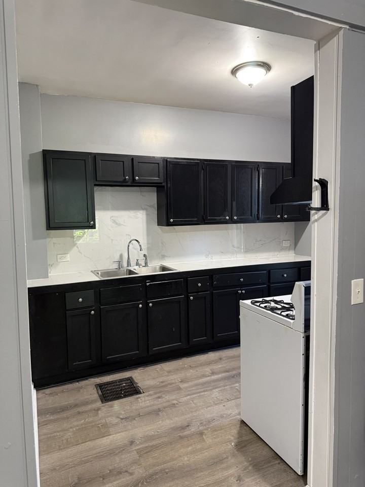 215 Jefferson St - Photo 3 of 6