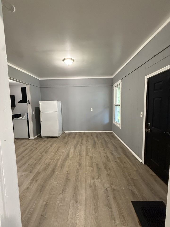 215 Jefferson St - Photo 4 of 6