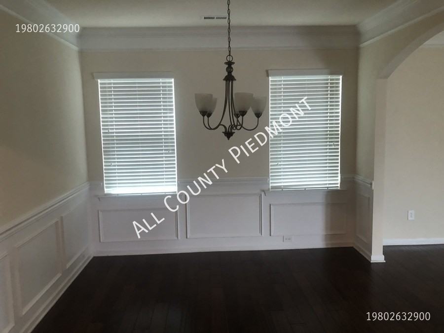 7711 Kelburn Ln - Photo 4 of 15