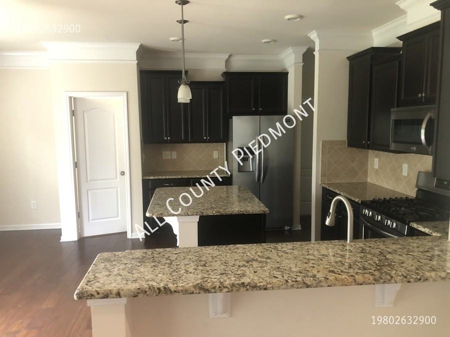 7711 Kelburn Ln - Photo 6 of 15