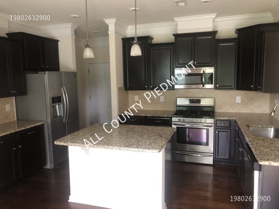 7711 Kelburn Ln - Photo 7 of 15