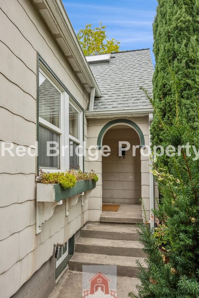 2619 Ne Flanders St - Photo 4 of 43