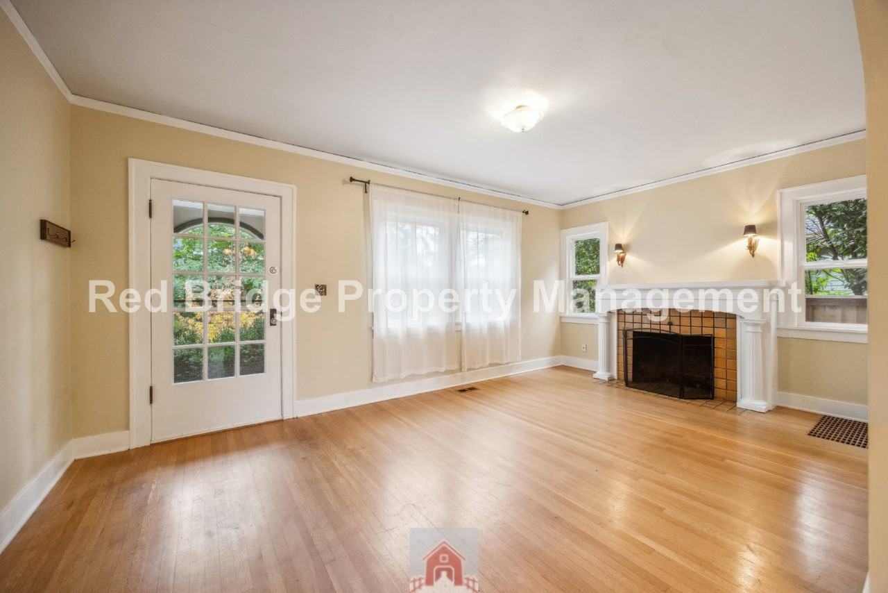 2619 Ne Flanders St - Photo 7 of 43