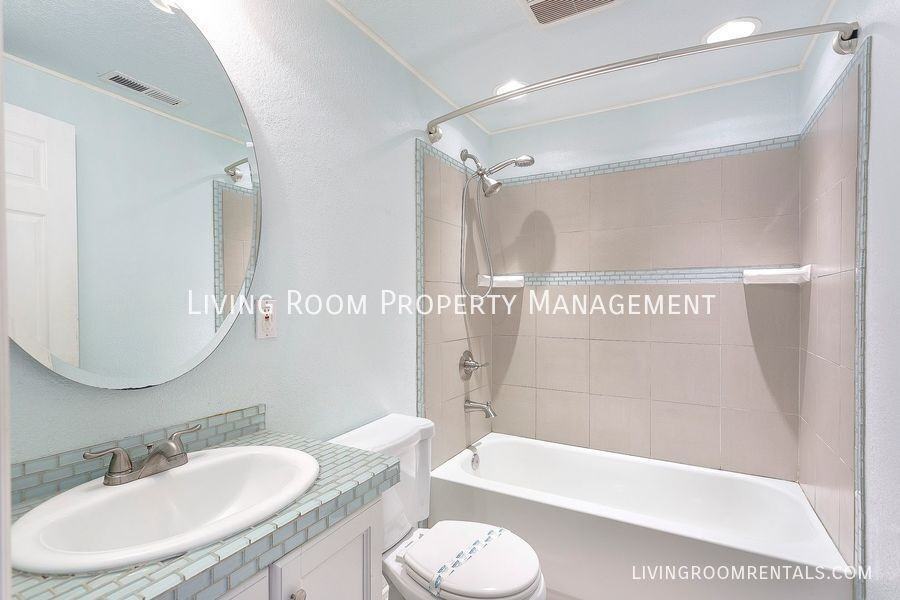 7021 Se 69th Ave - Photo 3 of 14
