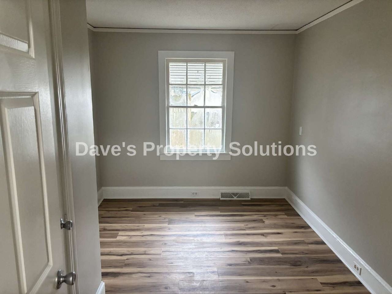 203 Parkwood Ave - Photo 6 of 9