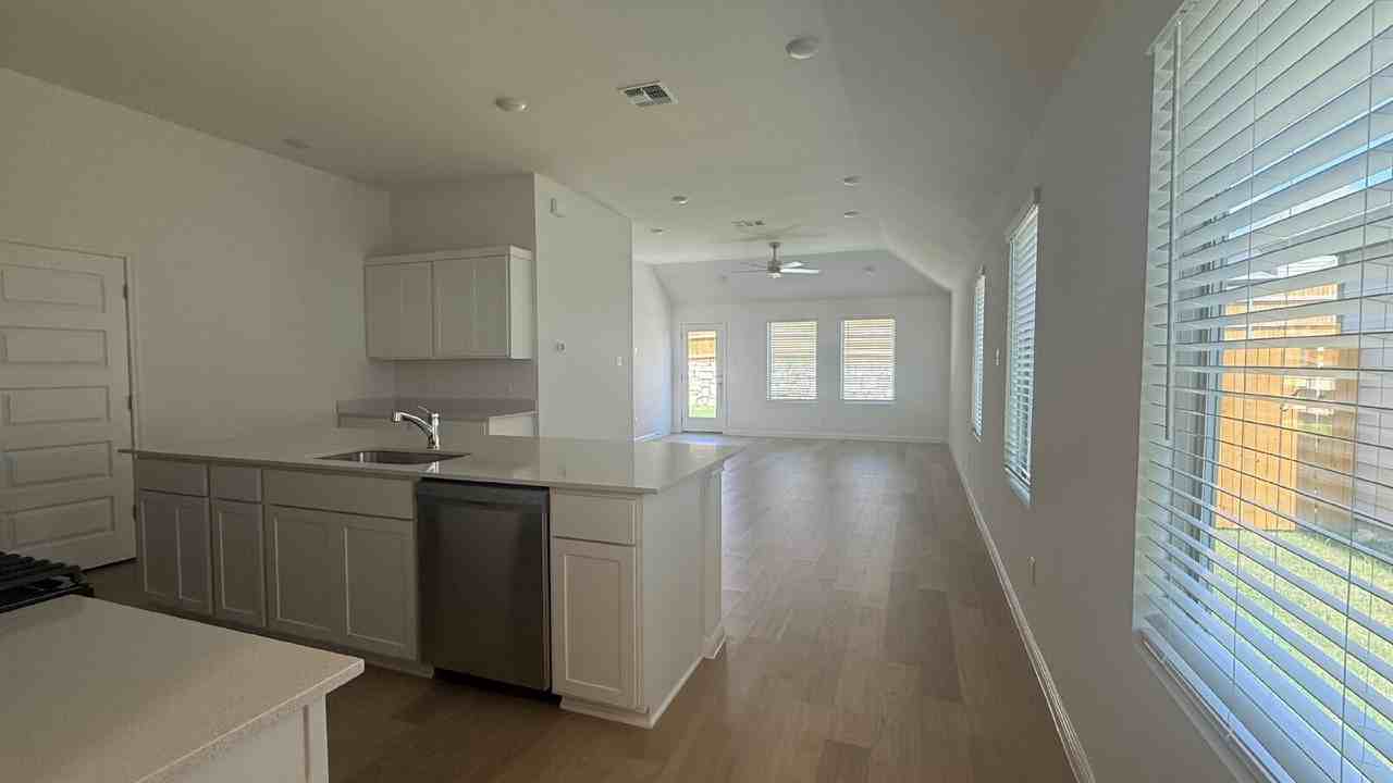 176 Hornet St - Photo 5 of 20
