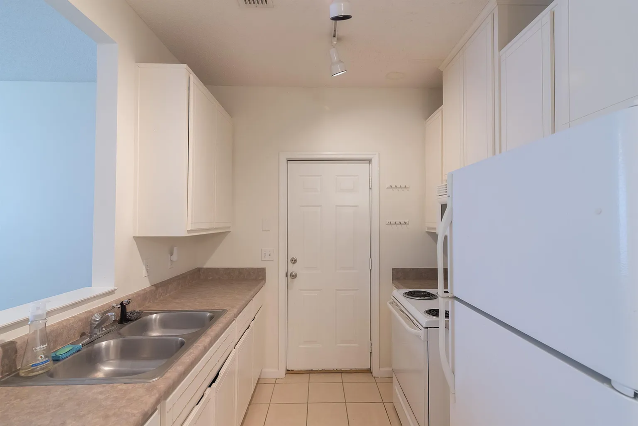1660 Corey Wood Cir - Photo 4 of 19