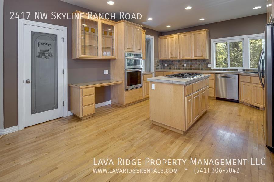 2417 Nw Skyline Ranch Rd - Photo 2 of 50