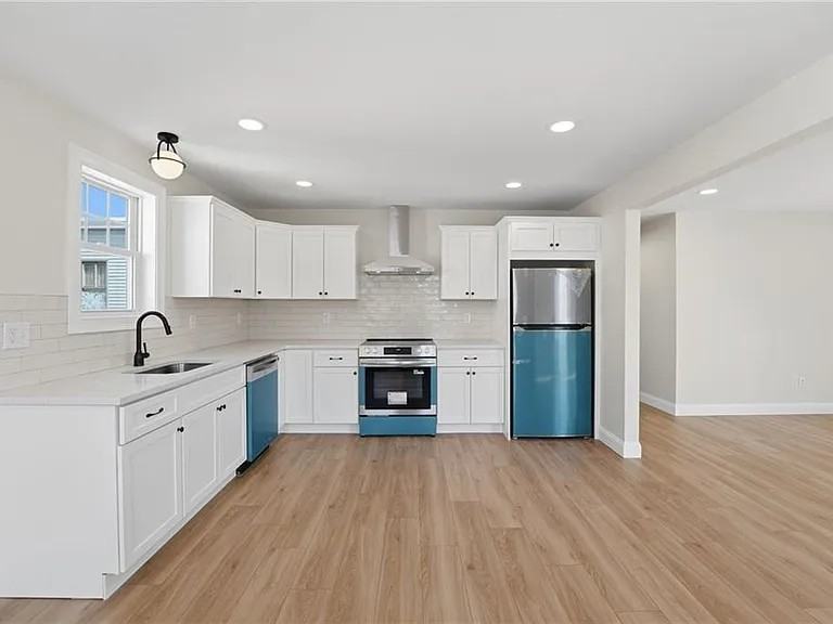 37 Webb St #1 - Photo 6 of 12
