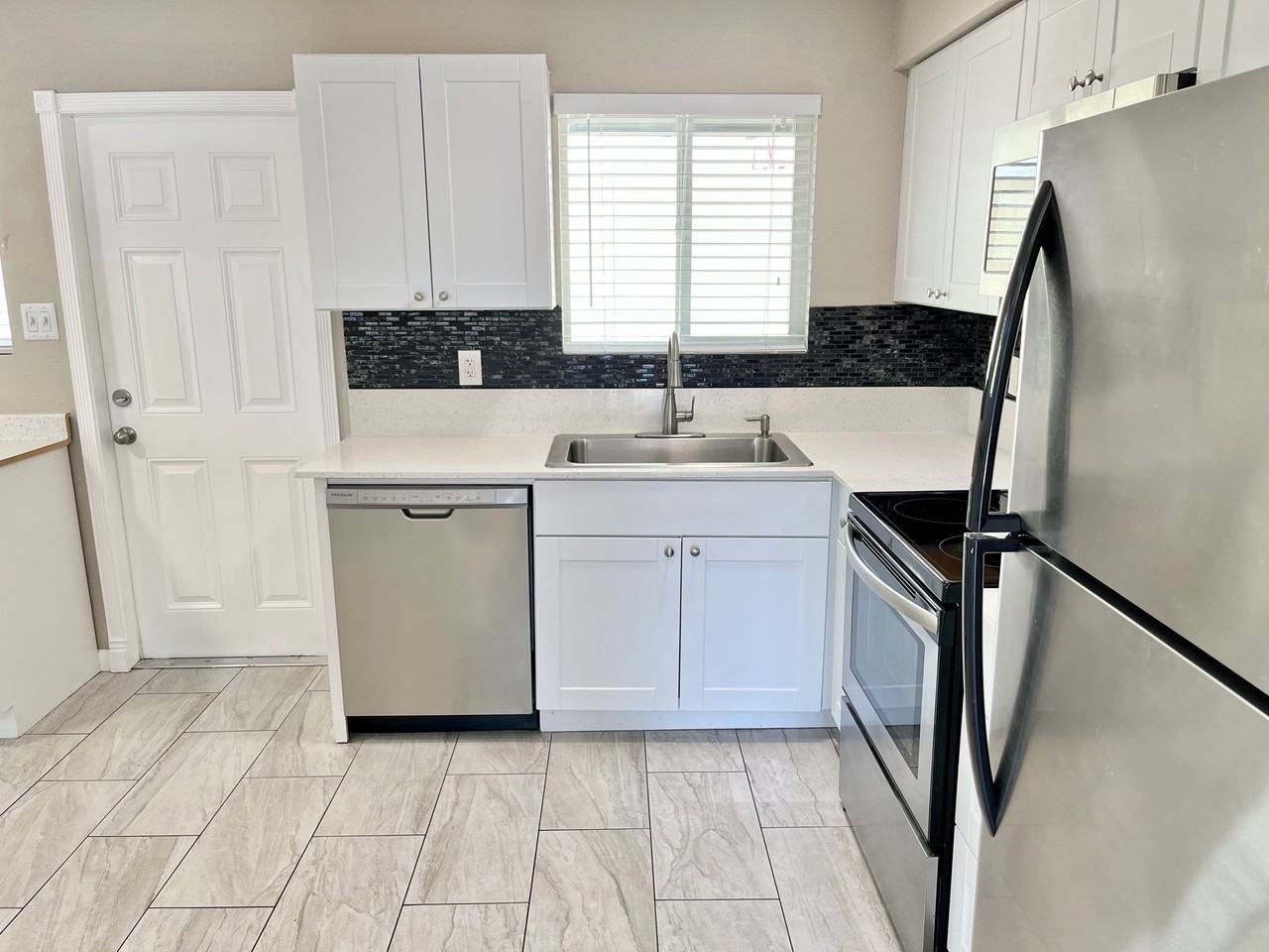 3024 N 39th St #4 - Photo 4 of 14