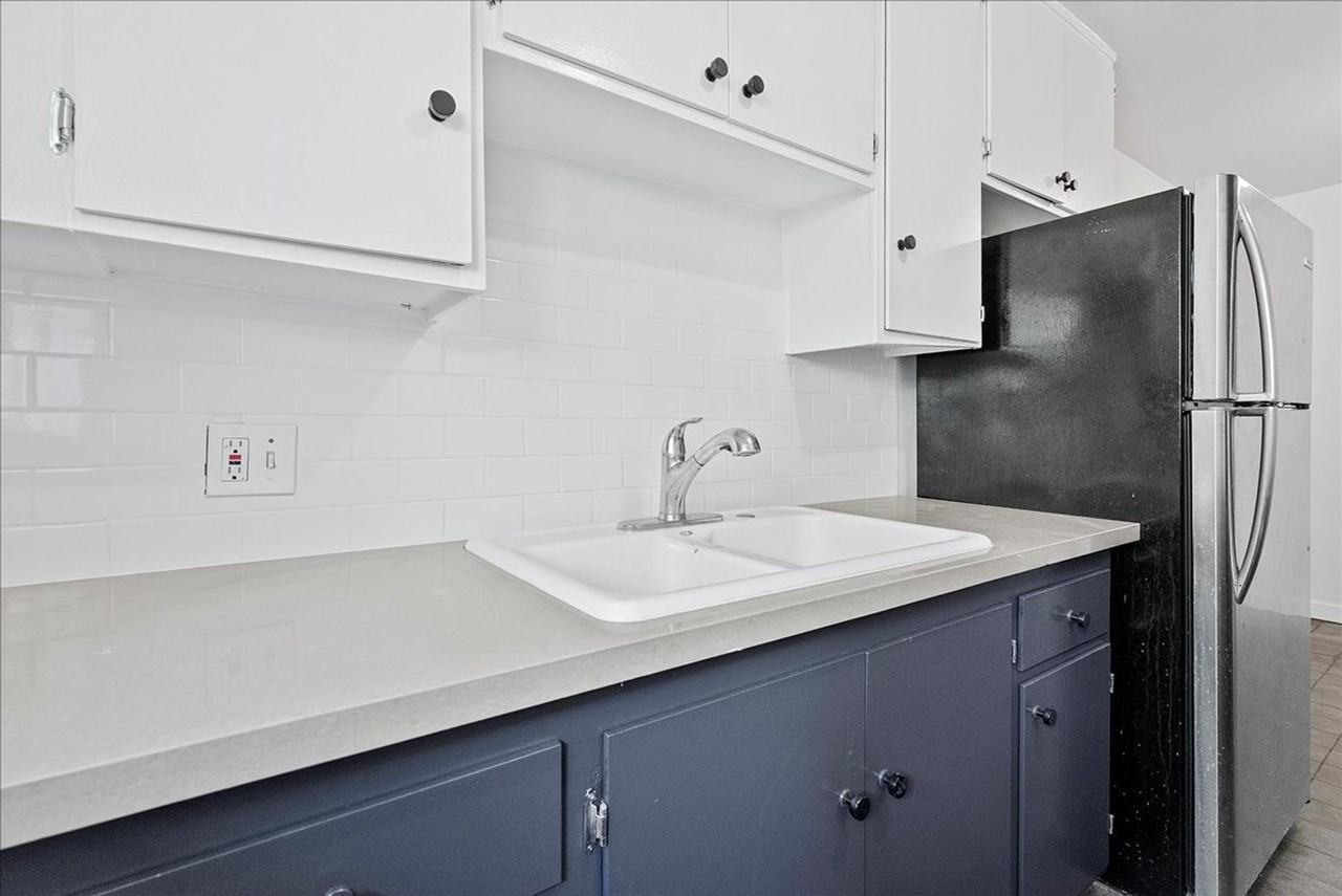 1437 E Windsor Rd #02 - Photo 5 of 19