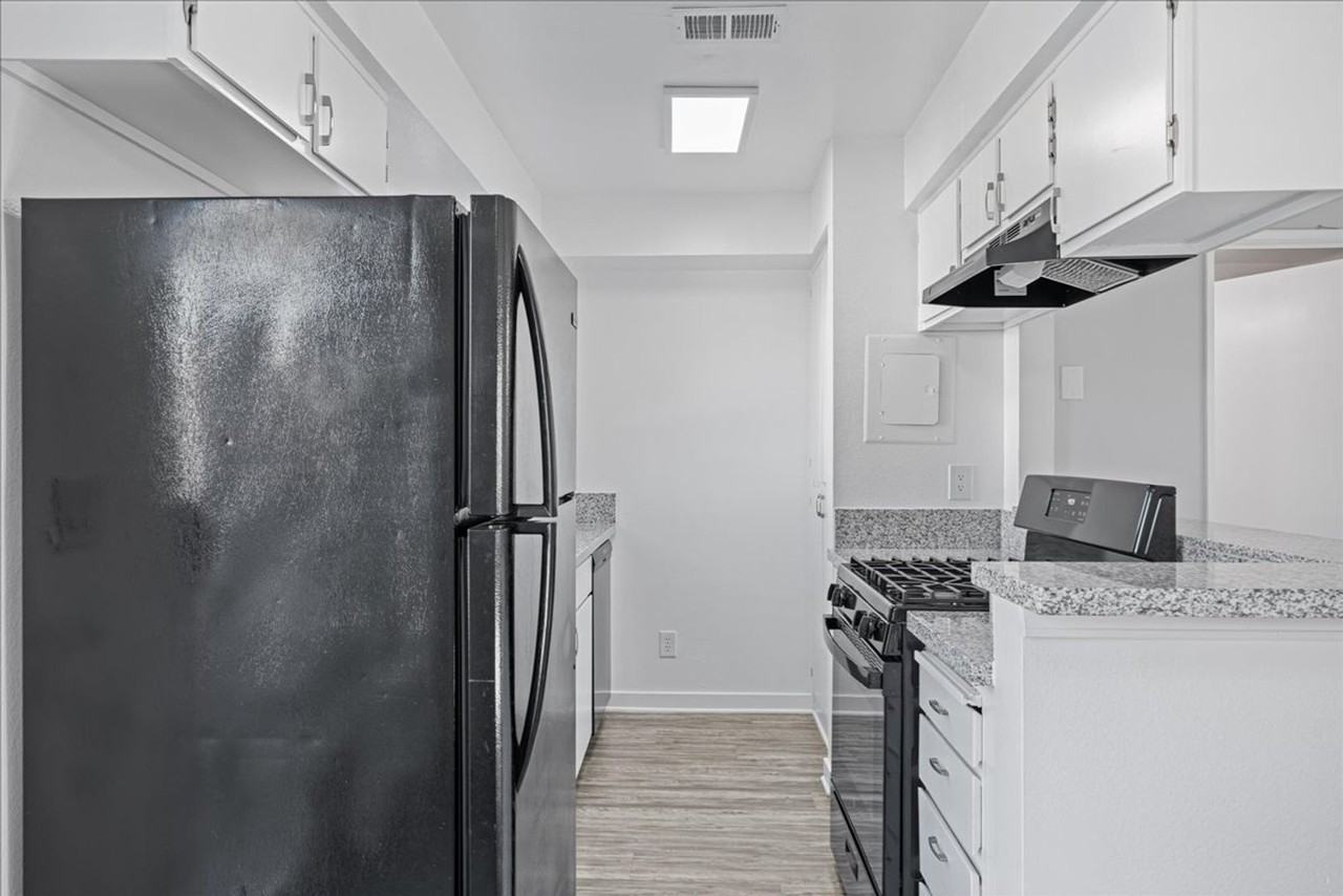 18547 Saticoy St #10 - Photo 6 of 19