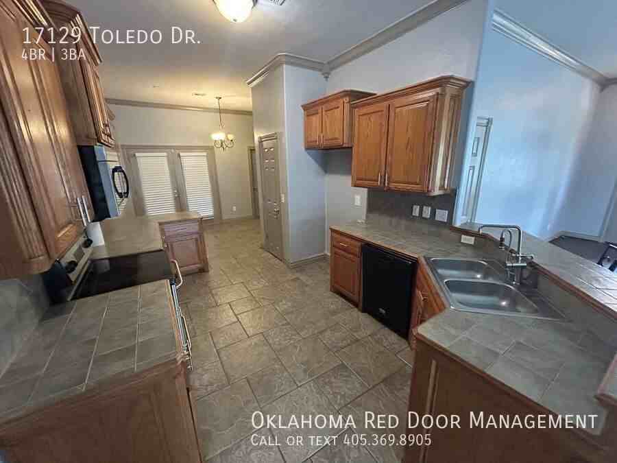 17129 Toledo Dr - Photo 2 of 11
