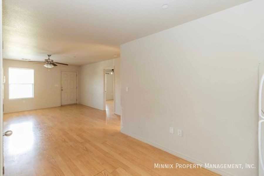 203 27th St #F - Photo 3 of 10