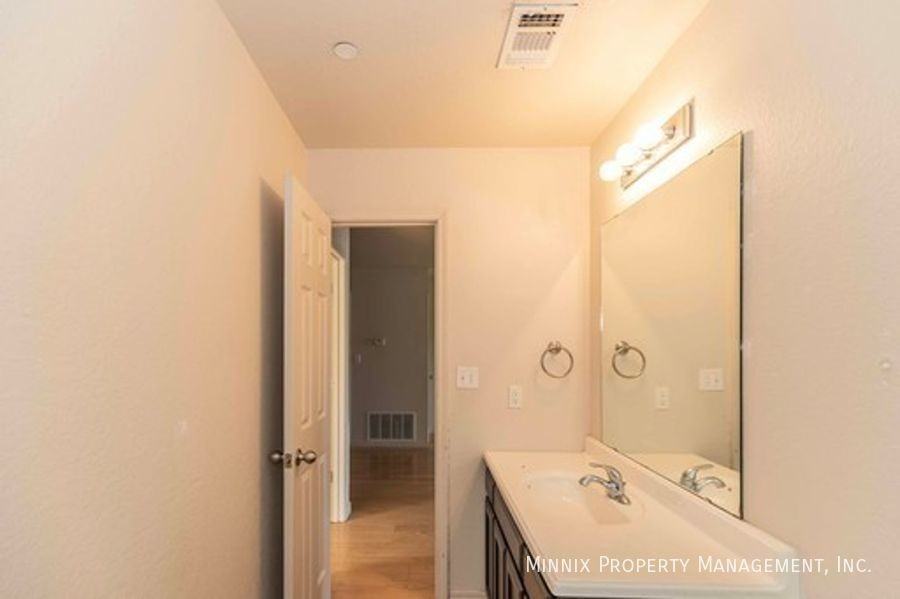 203 27th St #F - Photo 4 of 10