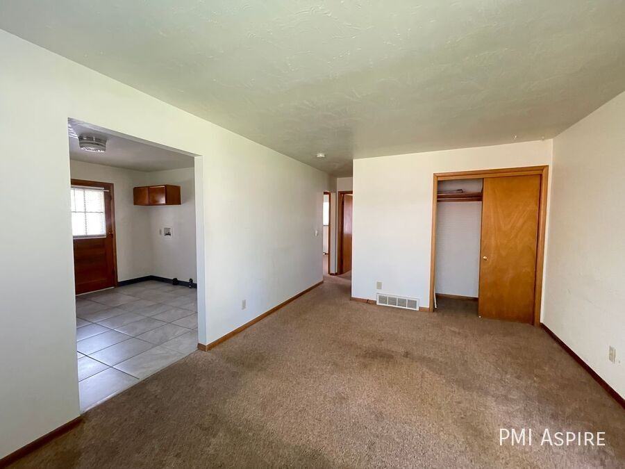 121 Valentine Ln - Photo 2 of 7