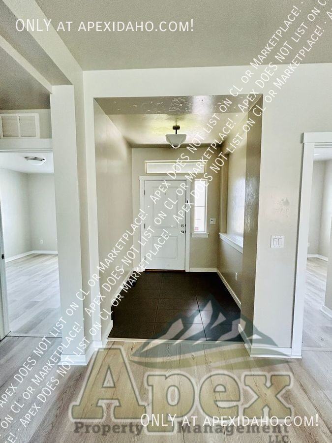 801 E Ionia Dr - Photo 4 of 28