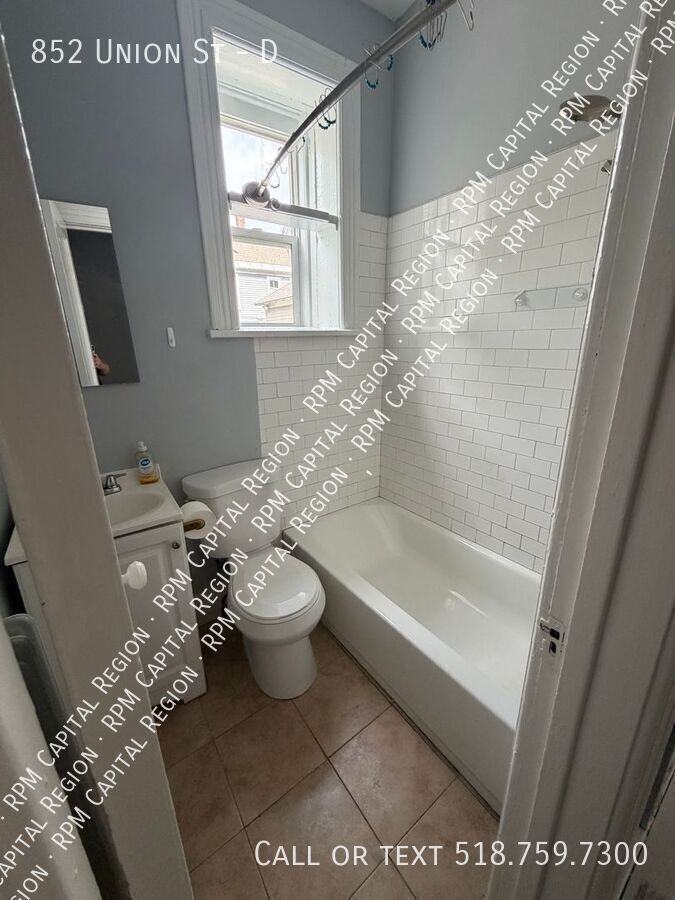 852 Union St #D - Photo 4 of 6
