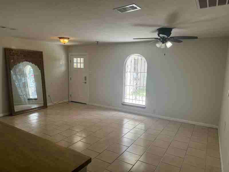 905 Avenue K - Photo 4 of 16