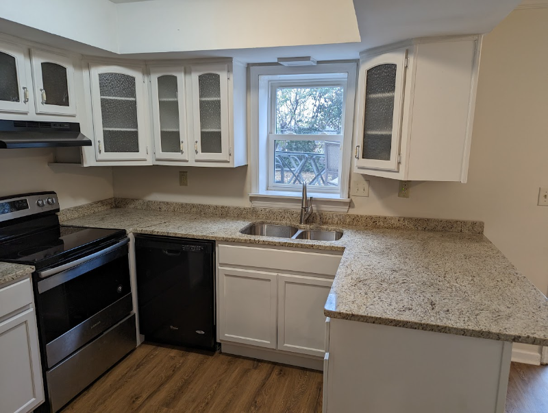 485 Woodview Dr - Photo 4 of 15
